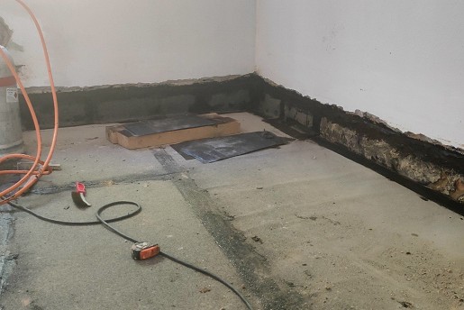 Felújítás (bontás, két réteg beton, vízszigetelés, lépésálló hőszigetelés, falazás, vakolás)