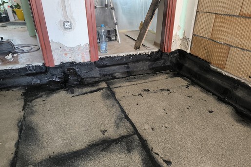 Ház felújítás, bontás két réteg beton, pára szigetelés, hőszigetelés, vakolatjavítás, burkolás