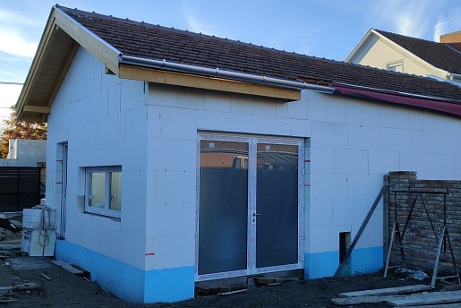 Melléképület építése